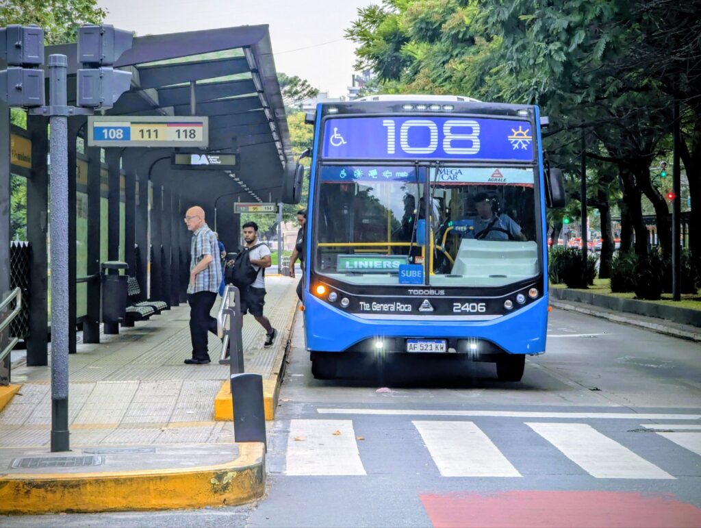 Qué colectivos circulan hoy en el AMBA pese al paro de la CGT