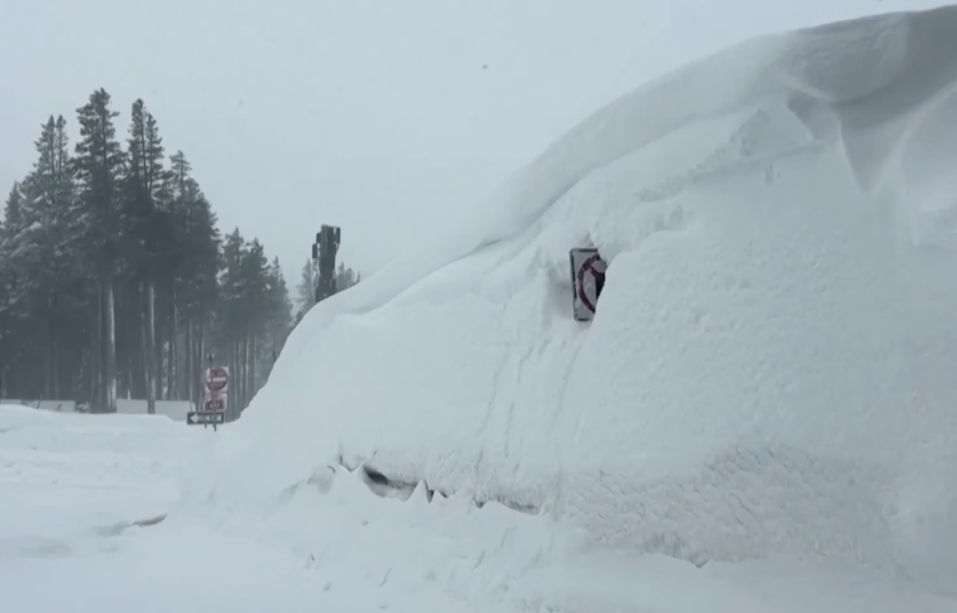 Qué se sabe de la avalancha que dejó al menos 8 esquiadores muertos en ...