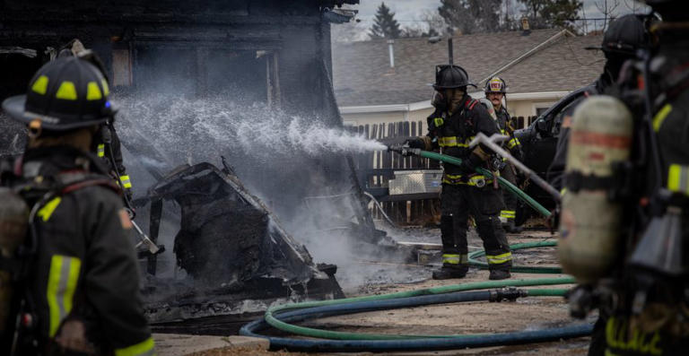 1 dead, 5 displaced after Aurora fire east of I-225