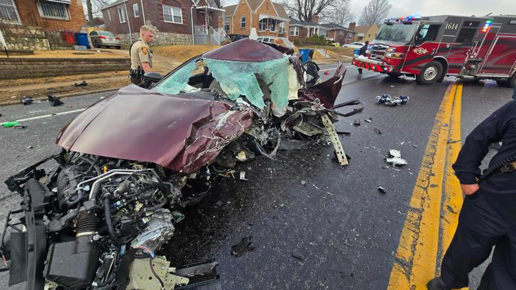 1 dead, 2 seriously injured in 2-car crash in Lemay Thursday morning