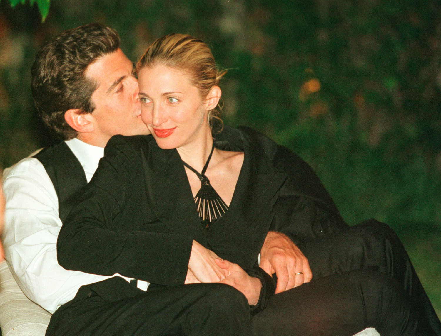 All about Carolyn Bessette-Kennedy and John F Kennedy Jr.'s wedding ...