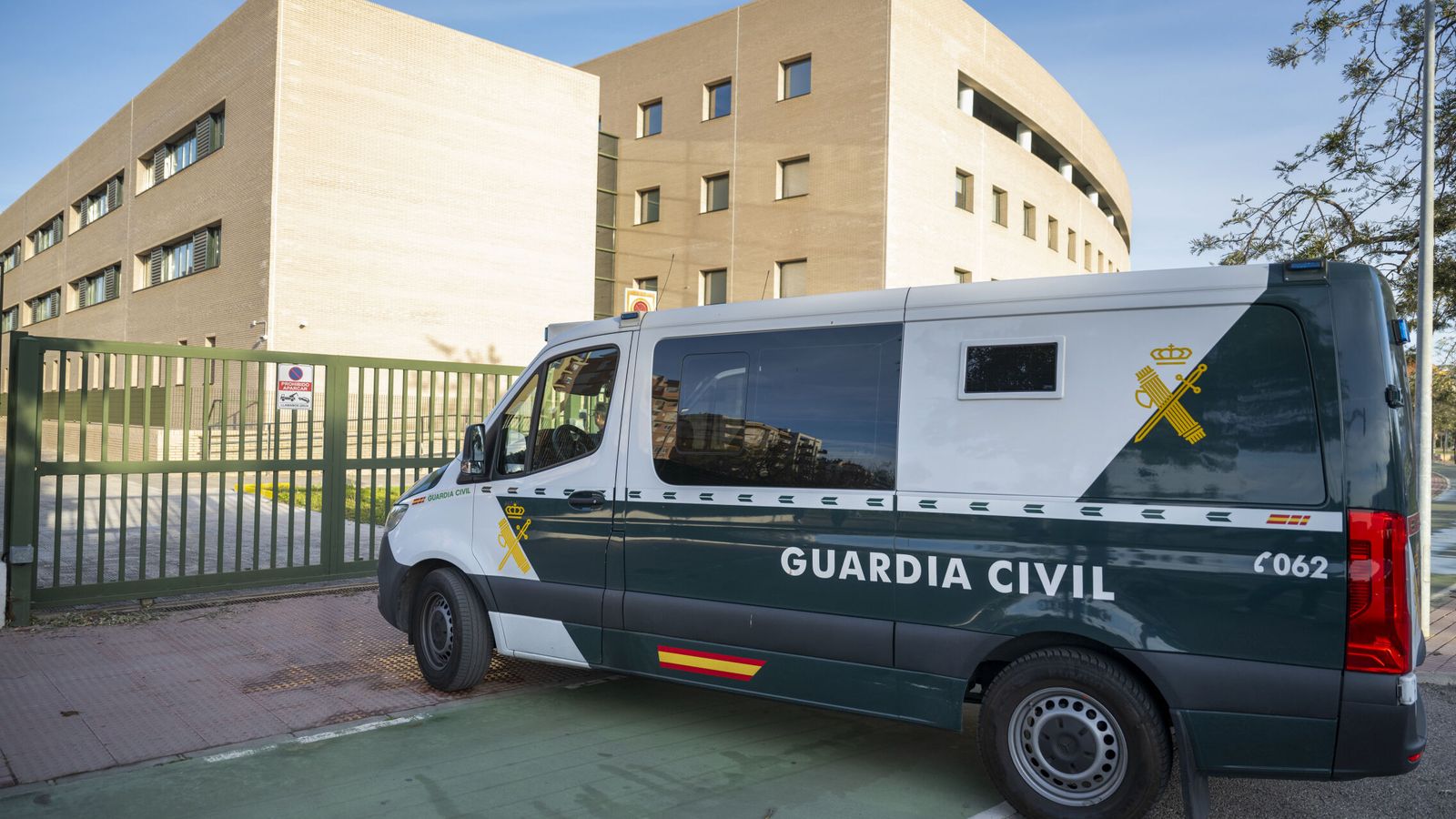 Muere un hombre al caer de un tercer piso tras agredir a su expareja en ...