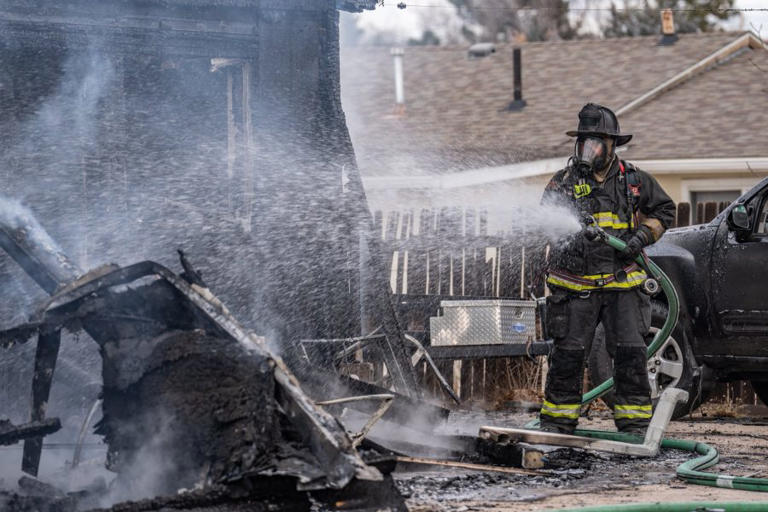1 dead, 5 displaced after Aurora fire east of I-225