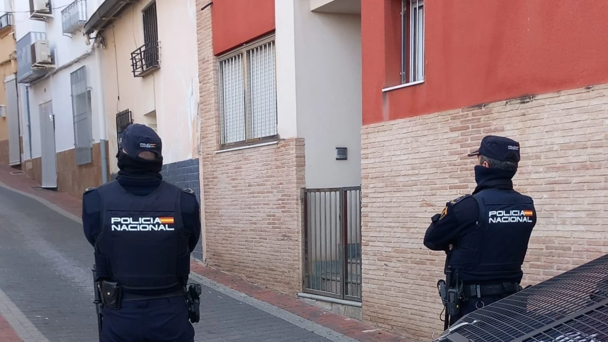 Muere un hombre al caer de un tercer piso tras agredir a su expareja en ...