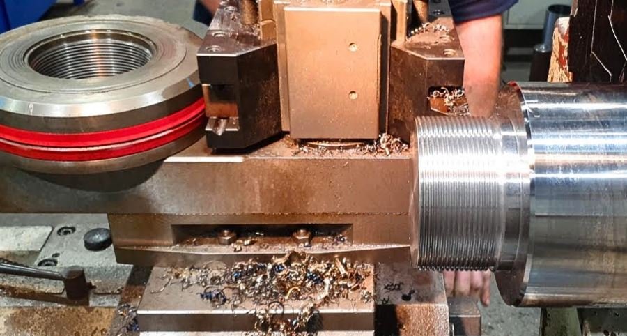 Machining threads for a cylinder rod