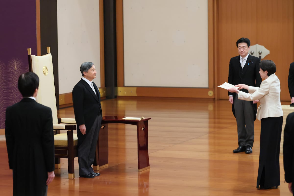 陛下、高市早苗首相の親任式臨まれ 佳子さまは伝統工芸士とご懇談 皇室