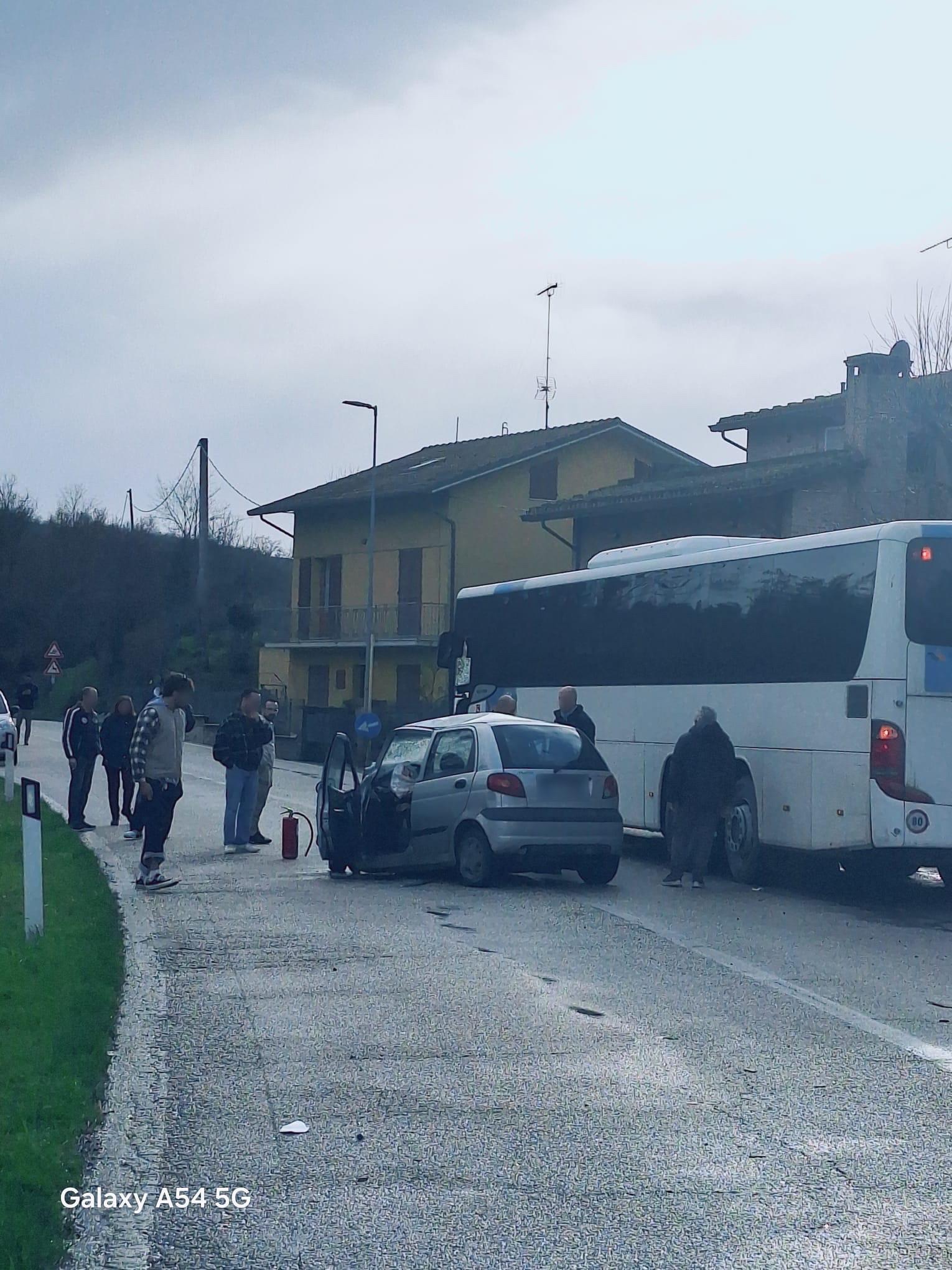 Scontro tra auto e pullman di linea. Morto un operaio di 34 anni