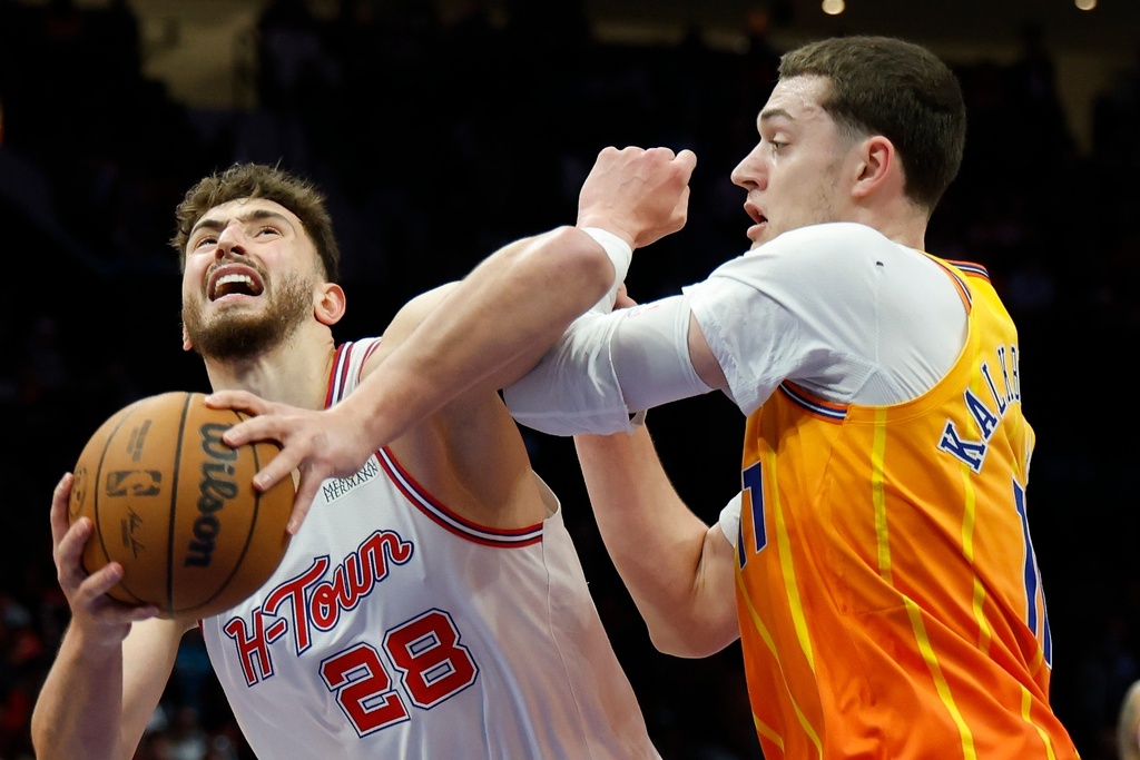 Durant scores 35 points as Rockets hold on to beat Hornets 105-101