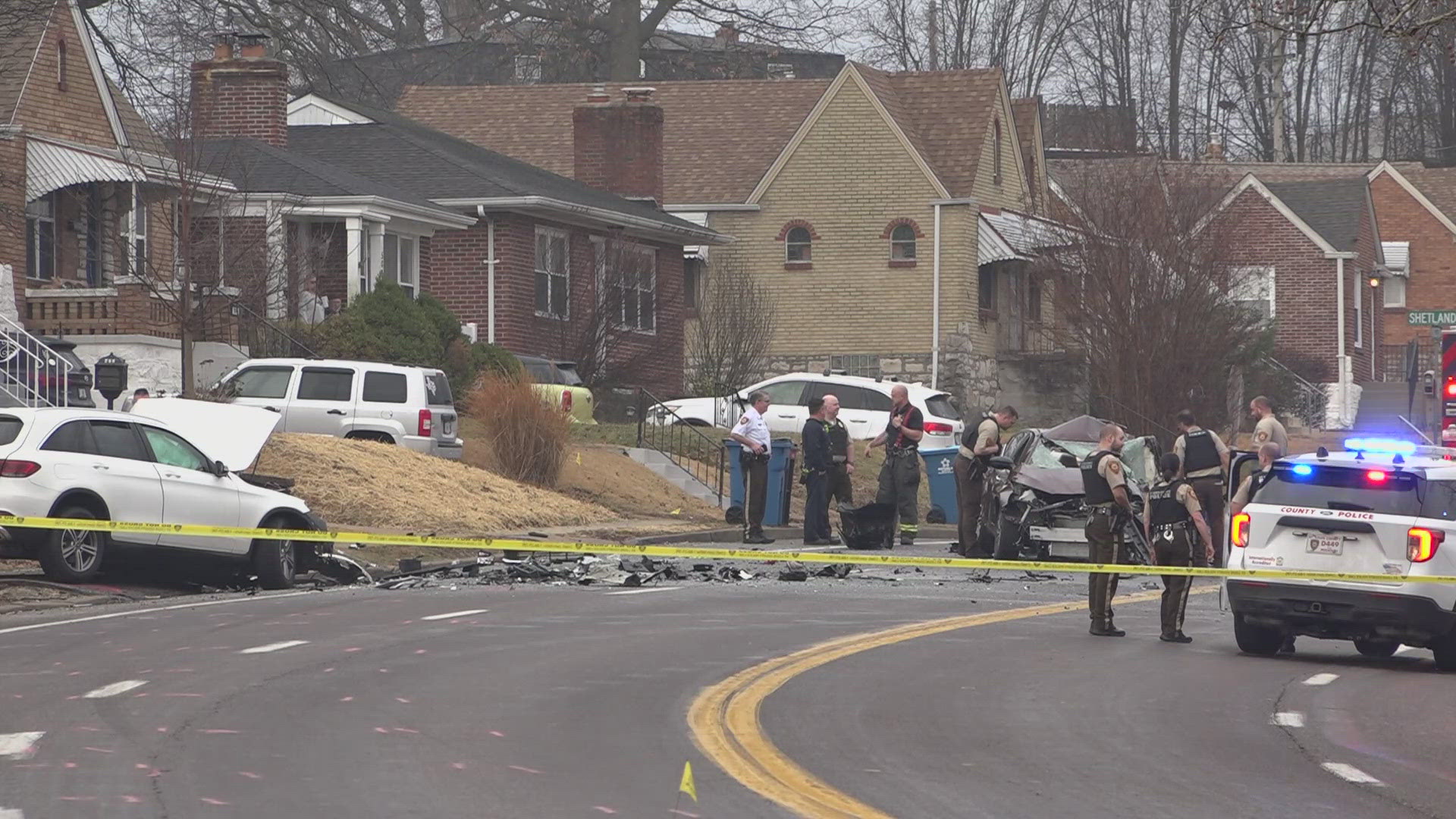 1 dead, 2 seriously injured in 2-car crash in Lemay Thursday morning