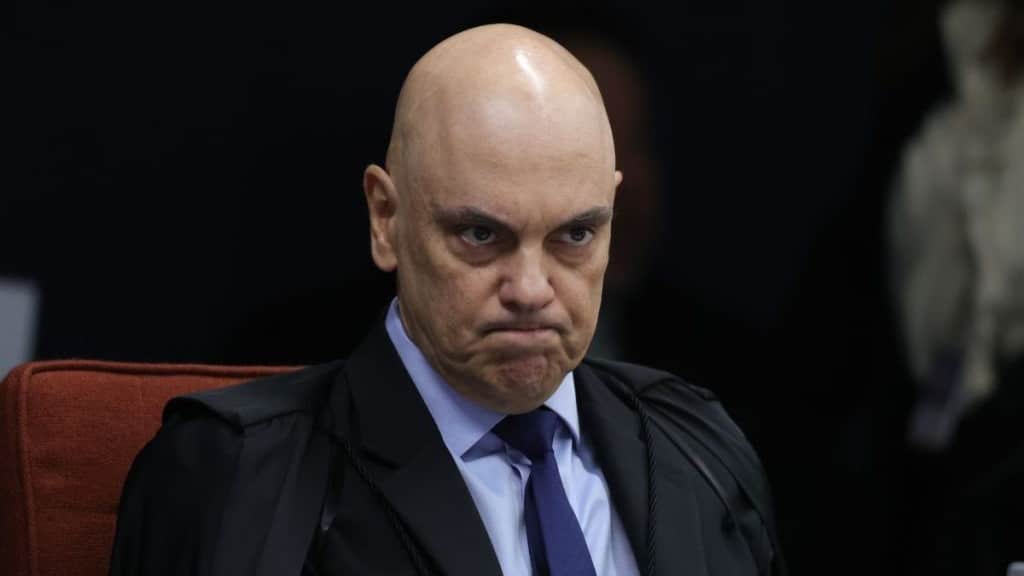 Jornal aponta voos de Moraes em aviões ligados a Vorcaro; ministro rebate