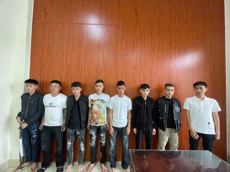 Nhóm đối tượng dùng dao, kiếm đâm chém một thiếu niên vì nhầm tưởng đối thủ