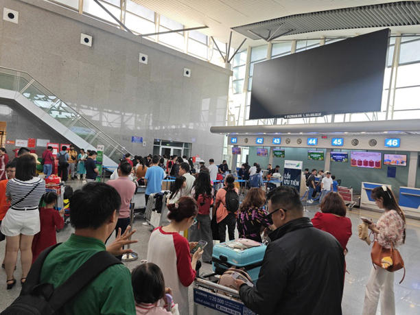 Hành khách tập trung làm thủ tục tại sân bay quốc tế Đà Nẵng để trở lại TP.HCM, tạo nên không khí nhộn nhịp nhưng vẫn thông thoáng - Ảnh: CÔNG TRUNG