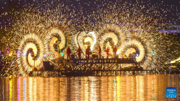 Màn trình diễn pháo hoa sắt nóng chảy trên mặt nước tại vườn thực vật thành phố Lạc Dương, tỉnh Hà Nam (Trung Quốc), thu hút hàng nghìn người dân địa phương và du khách tới chiêm ngưỡng. (Nguồn: Tân Hoa xã)