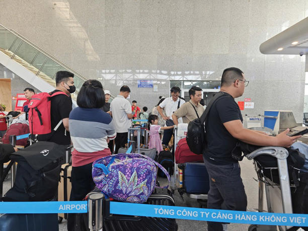 Khách hàng chờ check-in. Nhu cầu đi lại sau Tết, hành khách mang theo nhiều hành lý, song cần chú ý đến quy định của hãng bay để tránh trường hợp phải đóng thêm tiền vì quá ký - Ảnh: CÔNG TRUNG