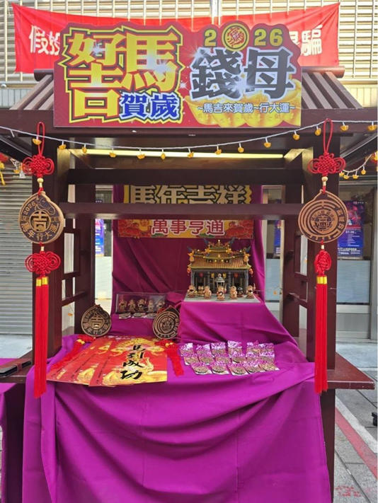 錢母與公仔。（圖／翻攝自綏靖侯-嘉義城隍廟粉絲專頁）