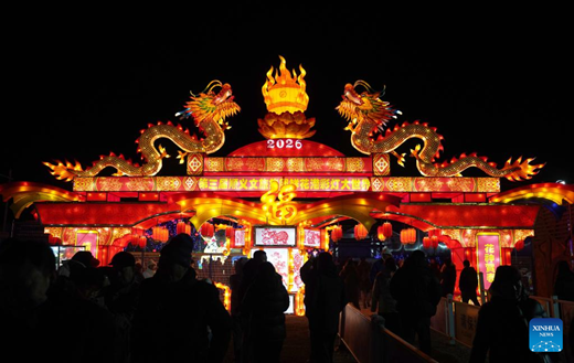 Người dân và du khách tham quan hội đèn lồng với không gian trưng bày rực rỡ các họa tiết trang trí chủ đề Tết tại Bắc Kinh, Trung Quốc. (Nguồn: Tân Hoa xã)