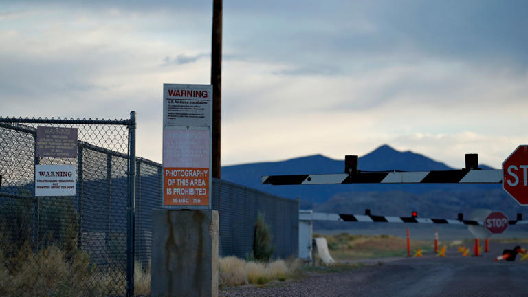 Op deze archieffoto van 22 juli 2019 waarschuwen borden voor verboden toegang bij een ingang van het Nevada Test and Training Range van het Amerikaanse leger, in de buurt van Area 51.