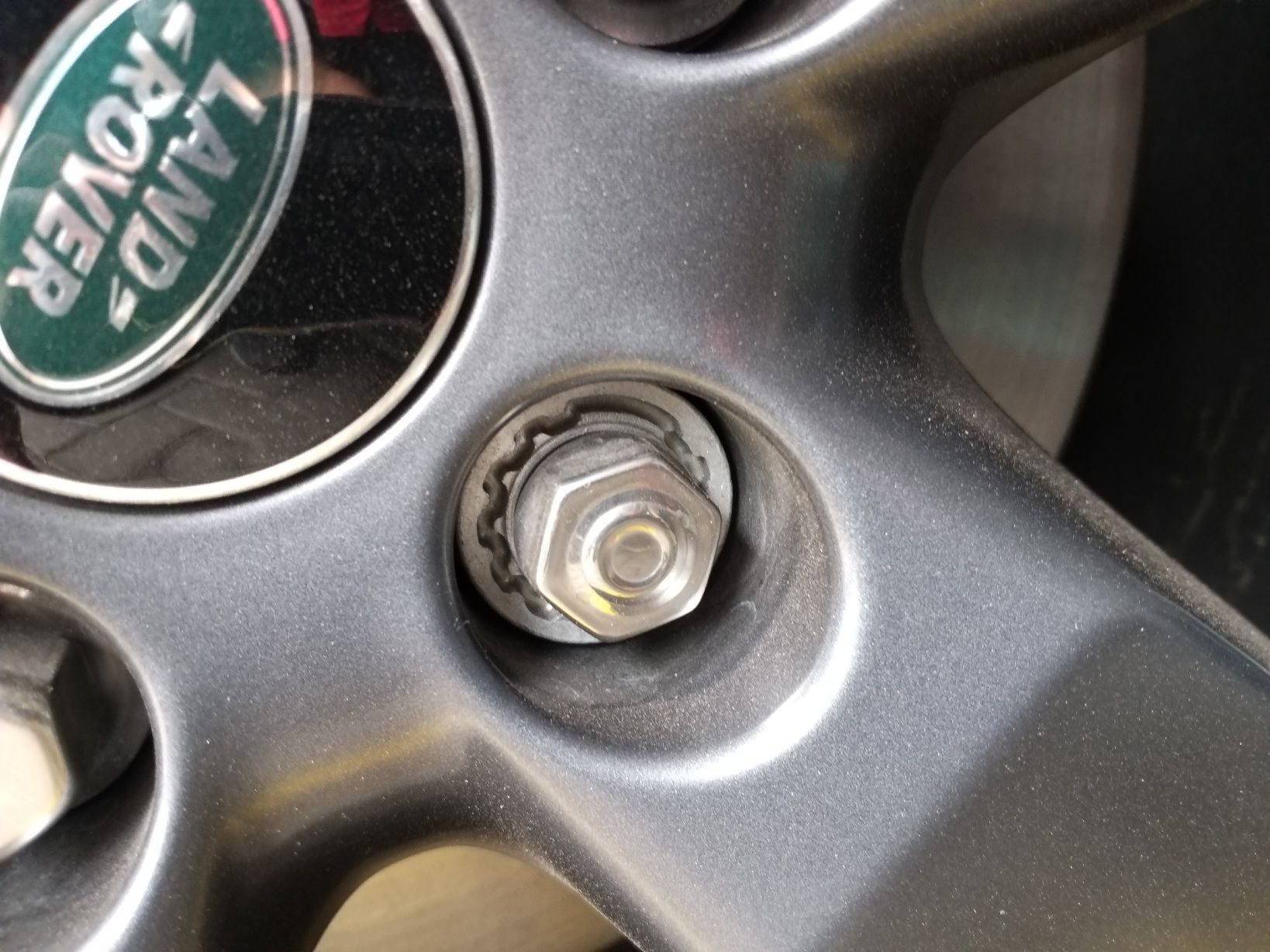 Kenapa mur roda mobil Eropa ada satu yang beda bentuknya?