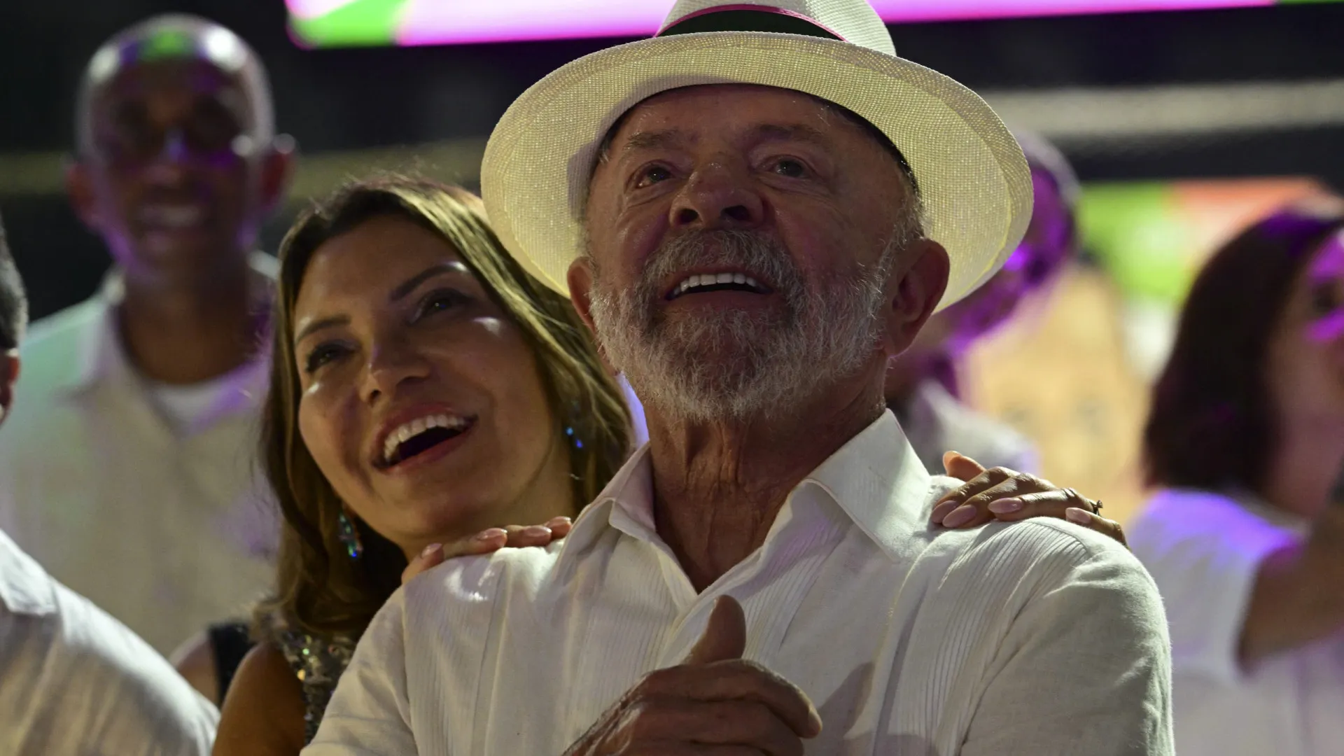 Segundo relato de colunista, primeira-dama teria pedido que Lurian deixasse espaço restrito ao presidente durante desfile no Rio. Filha de Lula nega discussão e diz que não encontrou Janja no local.