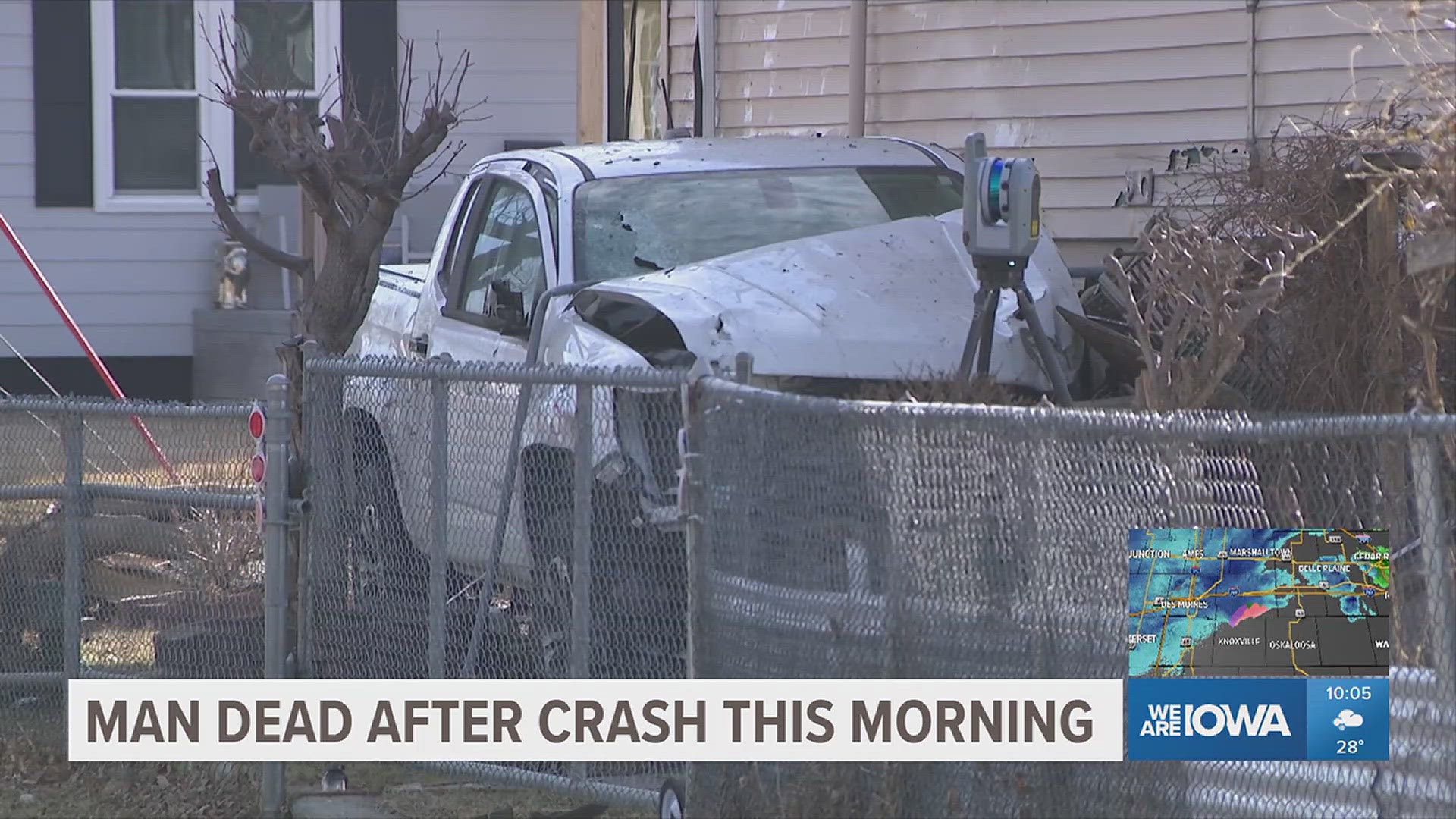 Man dies after striking utility pole in Des Moines
