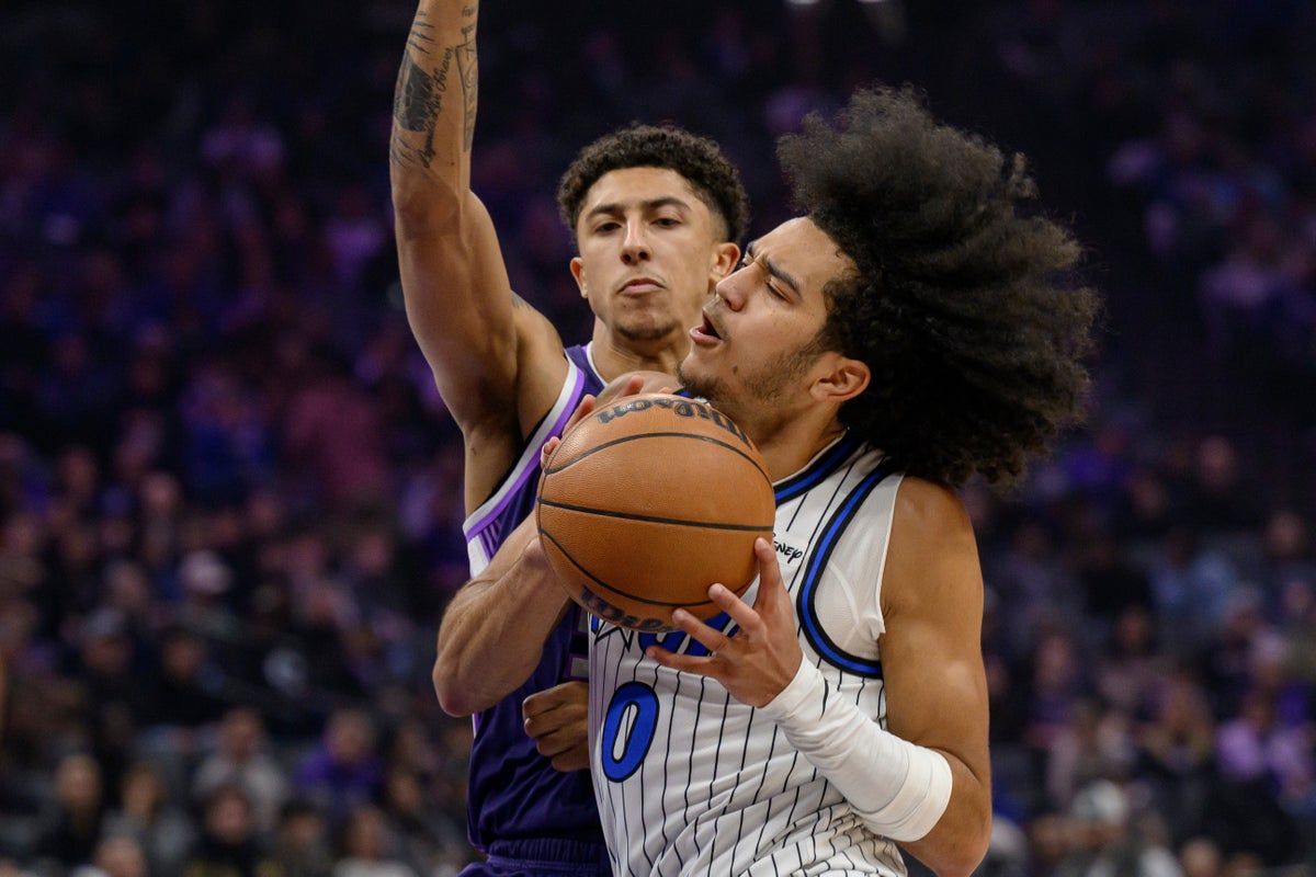 Magic se vale de triples para endilgar a Kings su 15ta derrota seguida