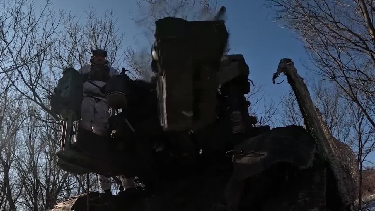 Russian 203mm Pion self-propelled gun 'destroys Ukrainian artillery ...