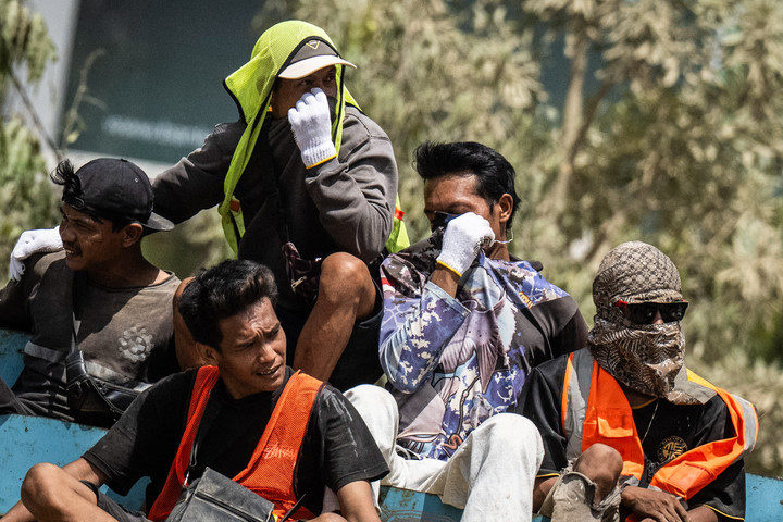 Suasana di salah satu jalan di Aceh Tamiang yang diselimuti debu tebal.