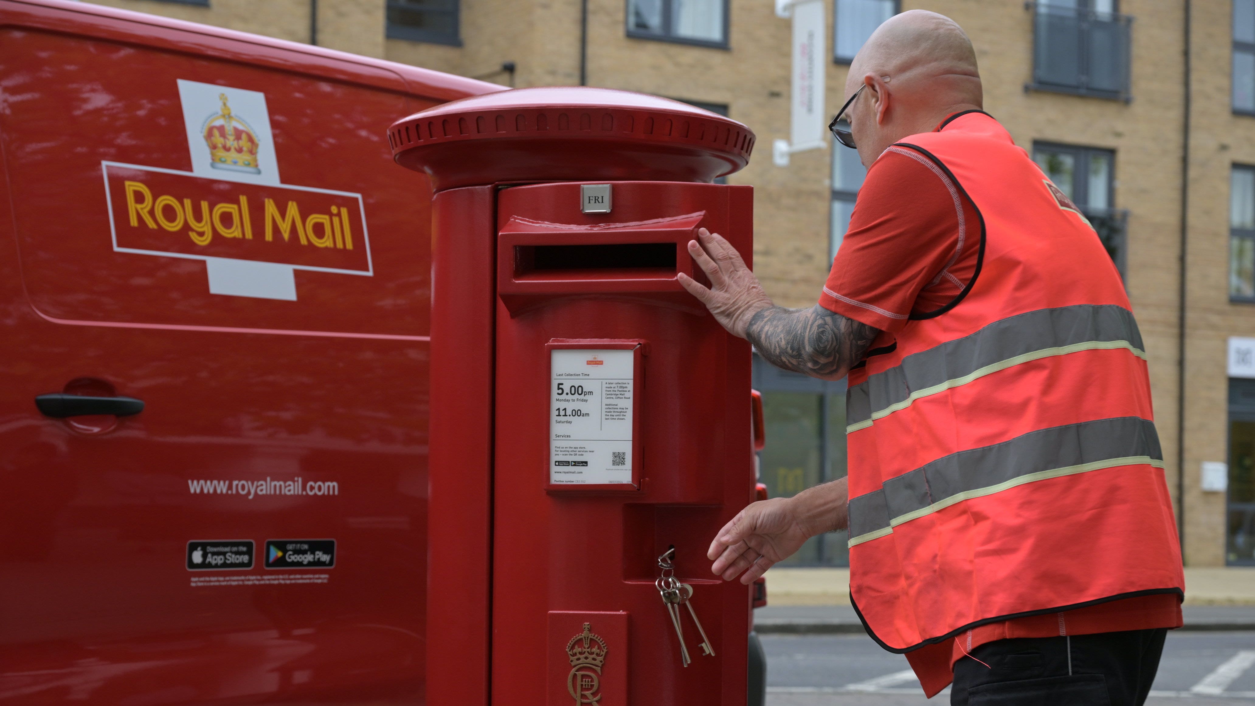 Royal Mail calls for union agreement on reforms as it misses post targets