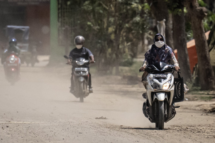 Partikel debu terlihat menempel di permukaan meja makan di sebuah warung di Aceh Tamiang.