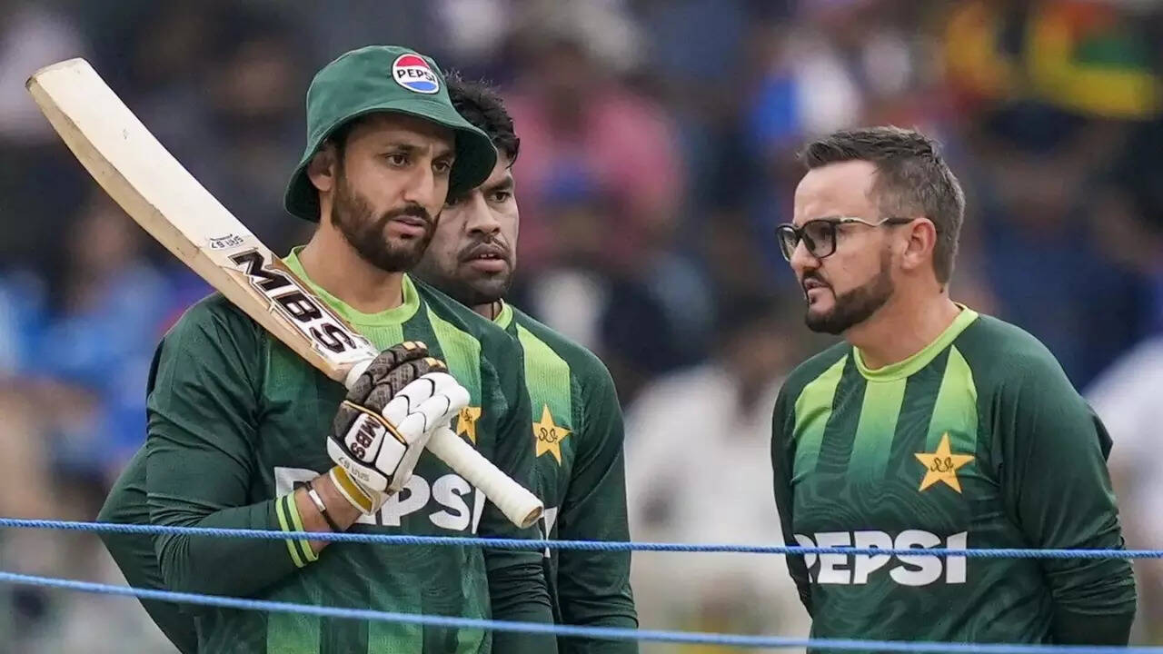 'Free ke paise le raha hai kya bhai?' Pakistan coach under fire after ...