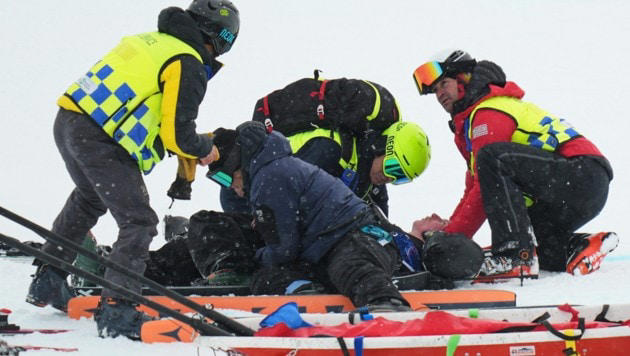 Finley Melville Ives schlug hart auf die Eisröhre auf!