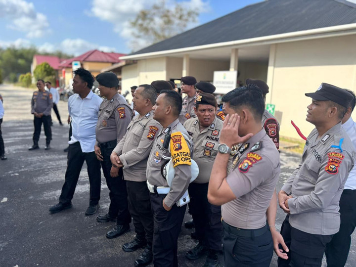 Sejumlah anggota polisi menjalani tes urine di Polres Meranti pada Senin (9/2/2026). Foto: Dok. Polres Meranti