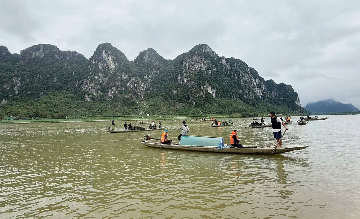 Tìm thấy thi thể hai ông cháu trong vụ lật đò