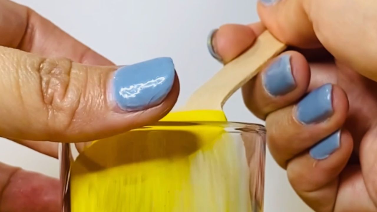 Artist skilfully makes three emojies with sand in a glass *Amazing Sand ...
