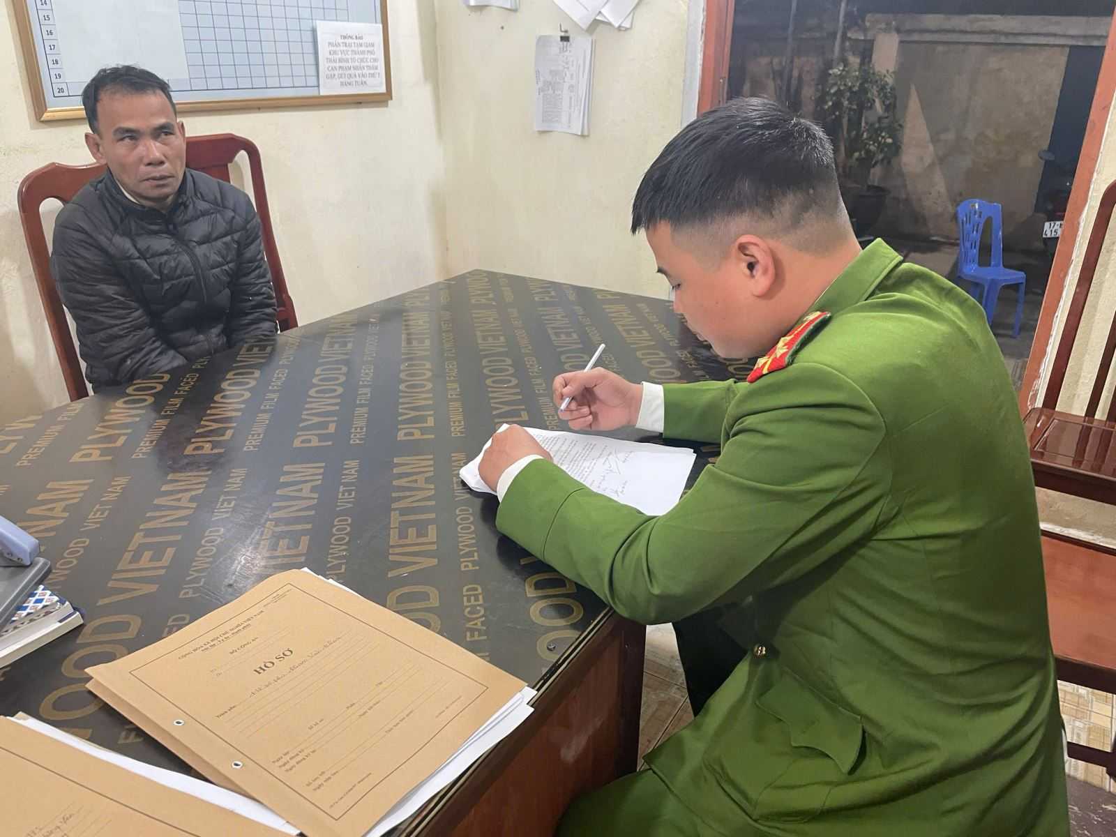 Công an Hưng Yên phát hiện đối tượng giấu ma túy trong túi áo mưa