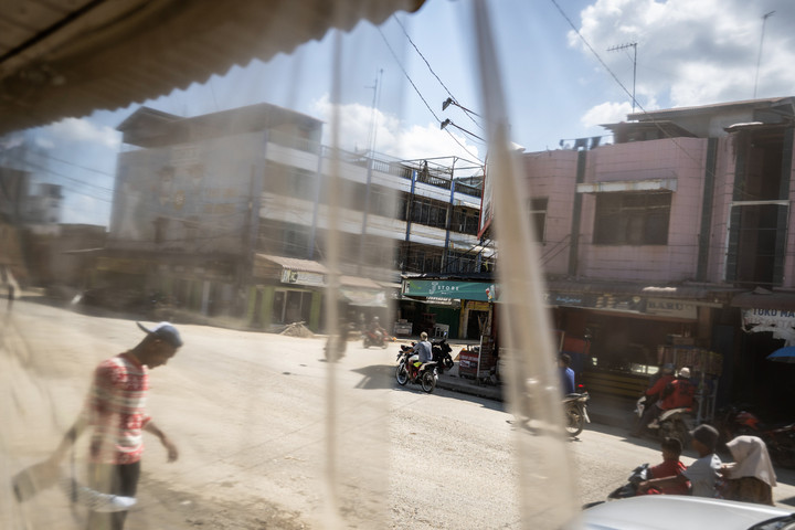 Debu tebal menyelimuti lingkungan pemukiman warga di Aceh Tamiang.