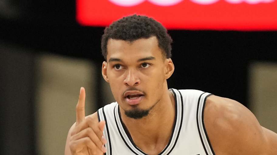 Suns' secret weapon embarrassed in beatdown at hands of Spurs