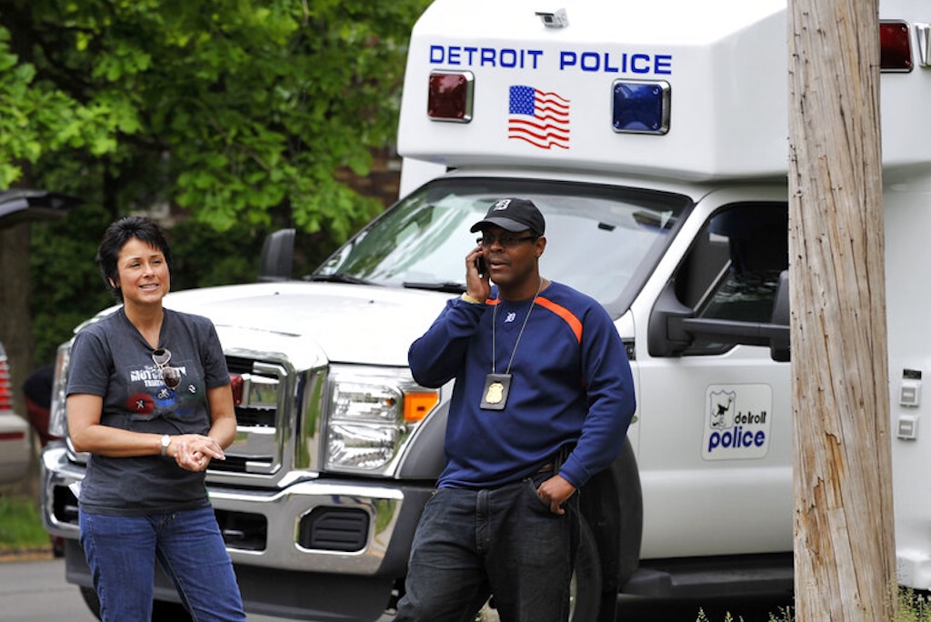 Detroit police officers suspended for contacting Border Patrol during ...