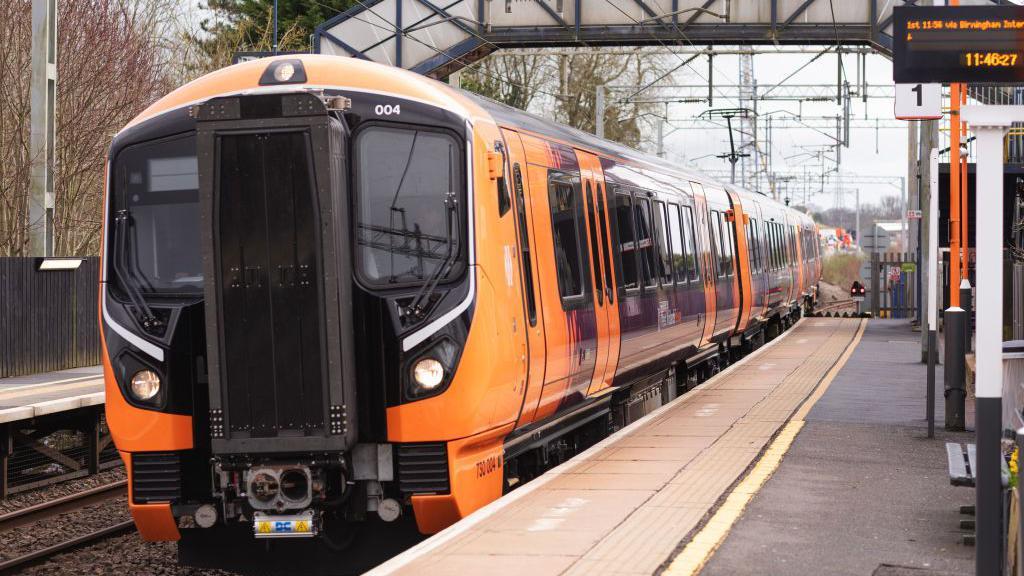 Severe train delays due to overhead wire damage<br><br>
