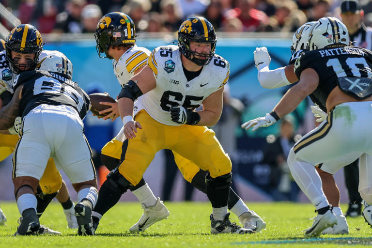 Unpacking future Packers: No. 50, Iowa C Logan Jones