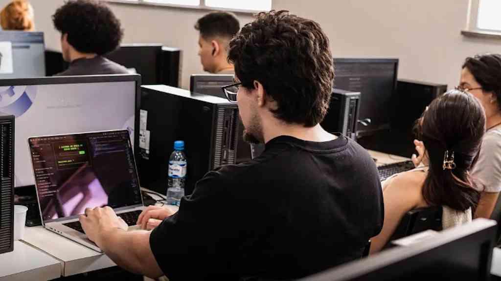 Programa Hackers do Bem amplia formação com 25 mil vagas