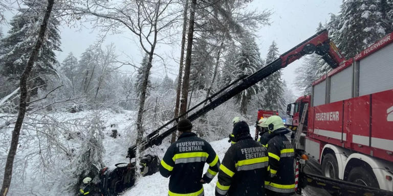 Schneebedeckte Straße: Autofahrerin (25) rutschte in Bachbett