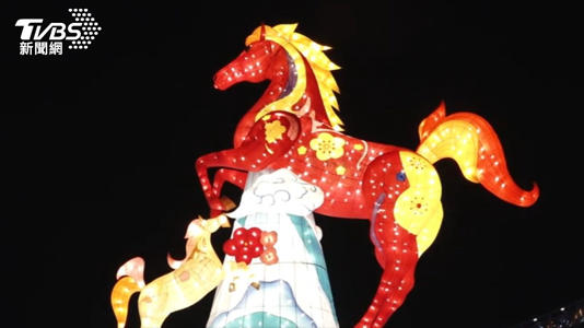 2026新北燈會大都會公園試營運，晚間湧入賞燈人潮。（圖／TVBS）