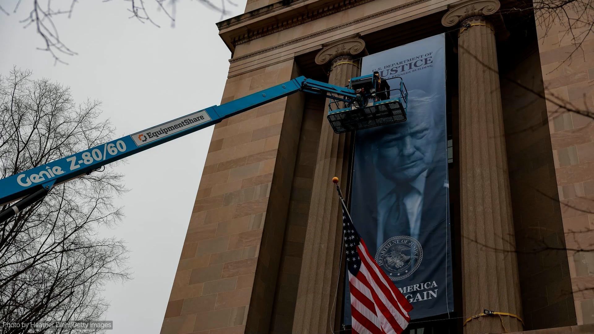 Neues Trump-Banner am Justizministerium löst Online-Empörung aus