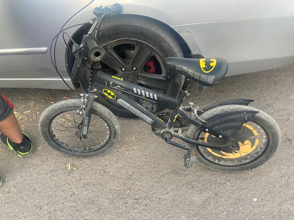 Motociclista se pasa alto y arrolla a menor de 12 años que se paseaba ...