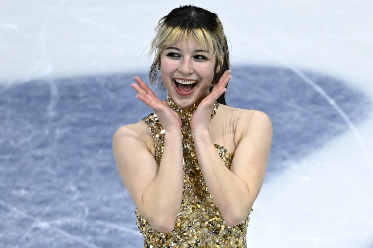 Alysa Liu reapplied her lipstick before receiving her gold medal—here's ...