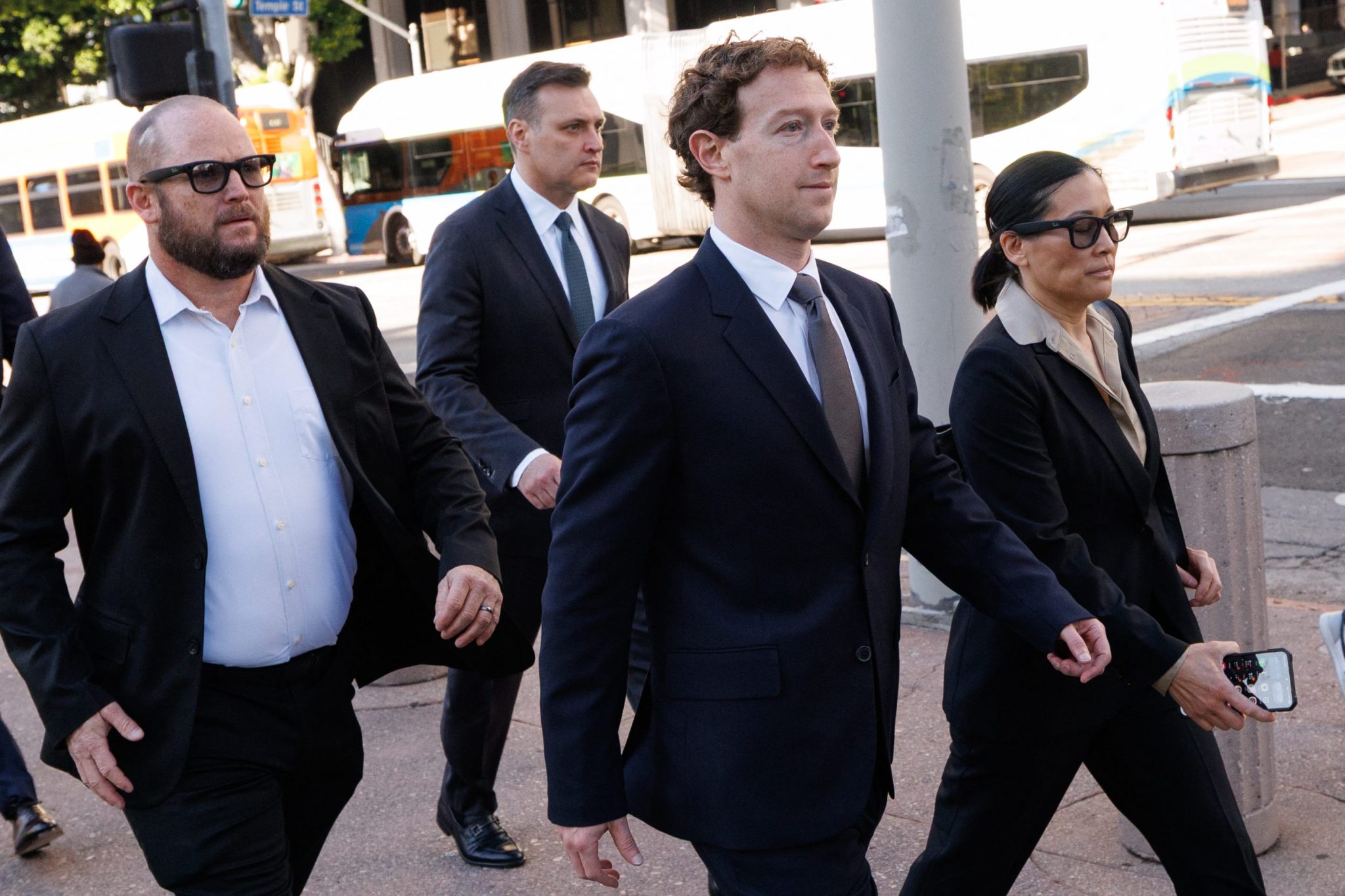 Mark Zuckerberg’s entourage threatened with contempt for wearing Meta AI glasses into a no-recording courtroom<br>