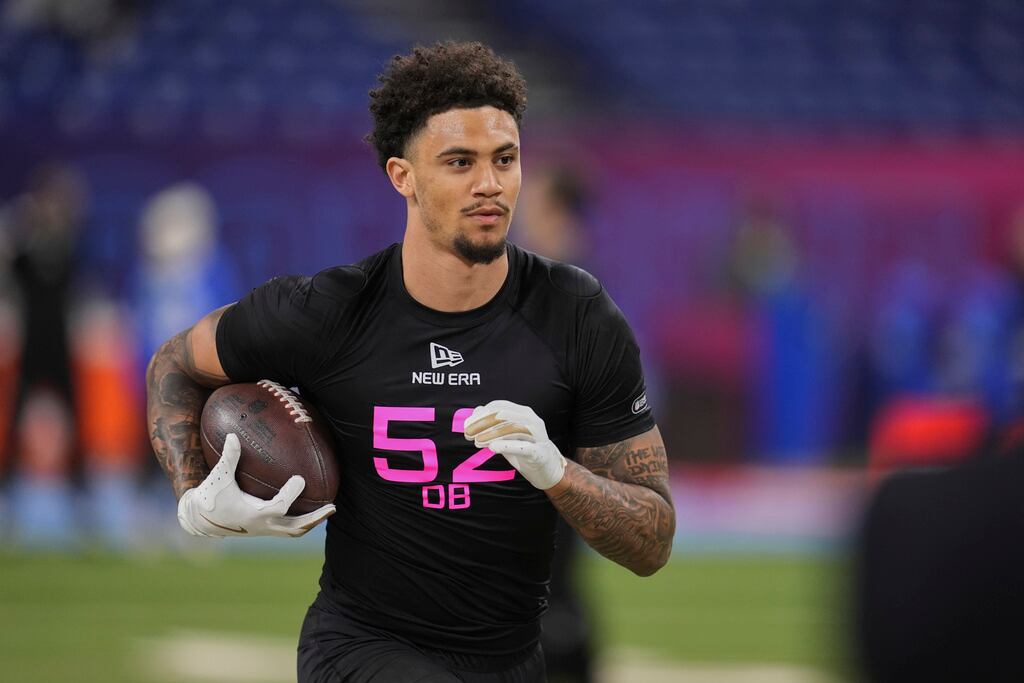 NFL player connects with Hamilton students through cleat design initiative
