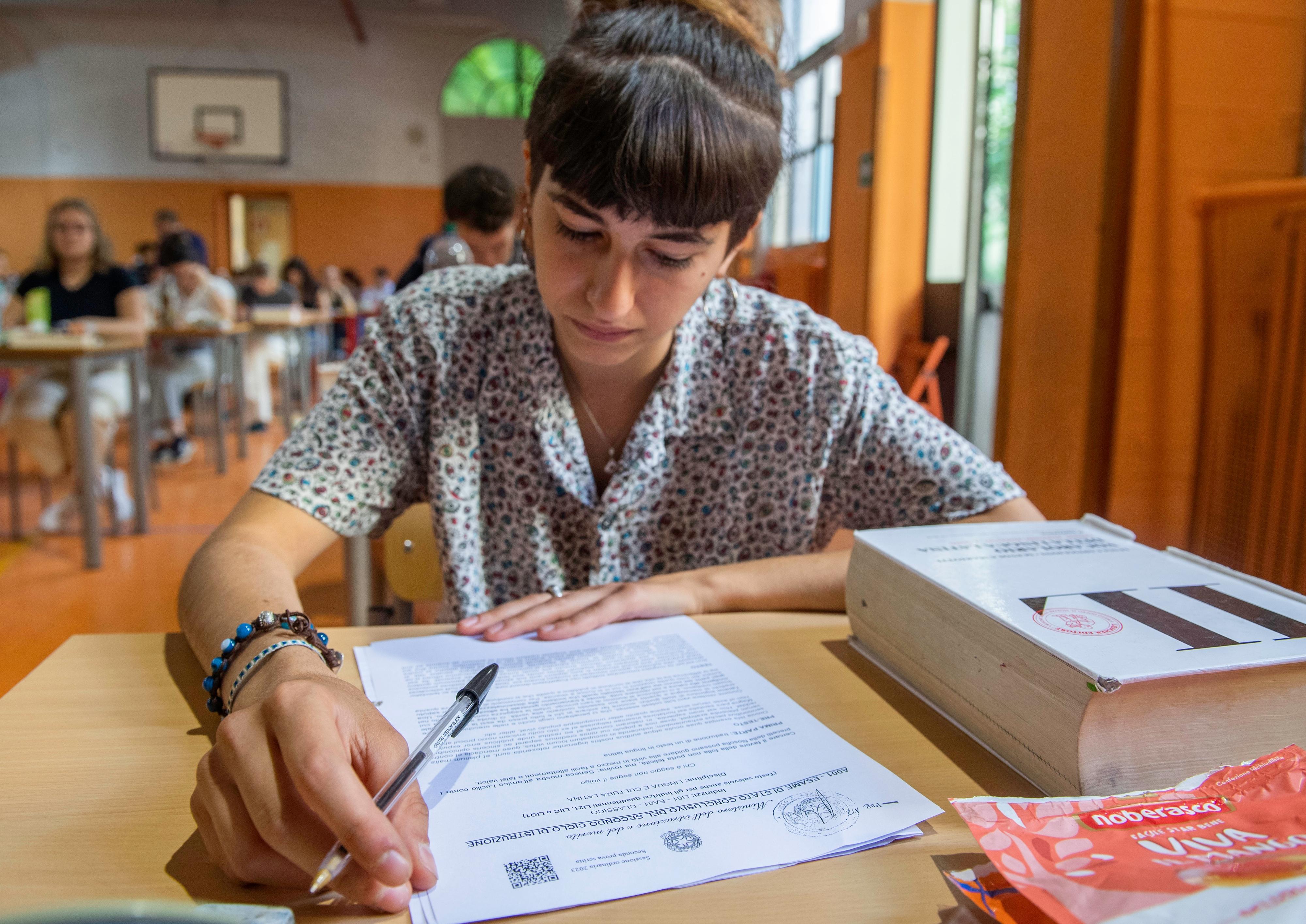 Scuole superiori, ultimo giorno di iscrizioni: esuberi per scienze ...