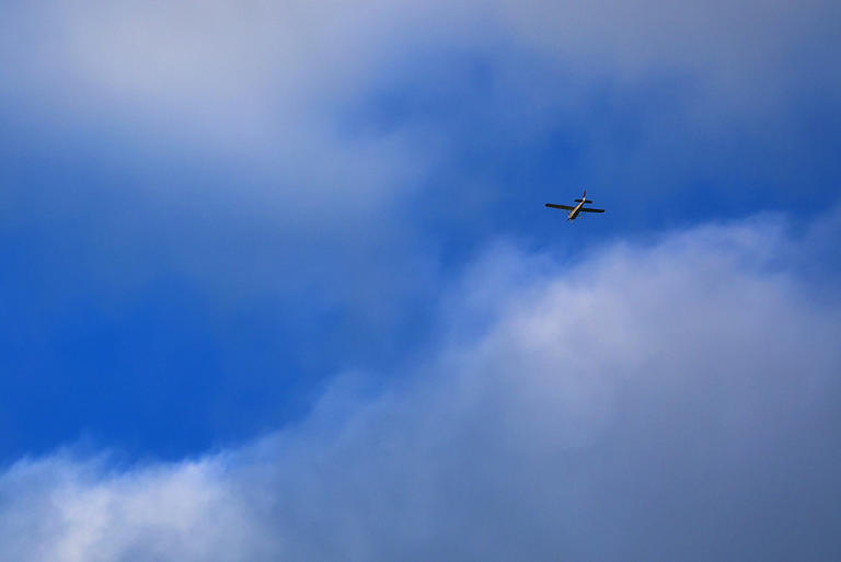 Photo | Small plane flies in the clouds above Santa Cruz
